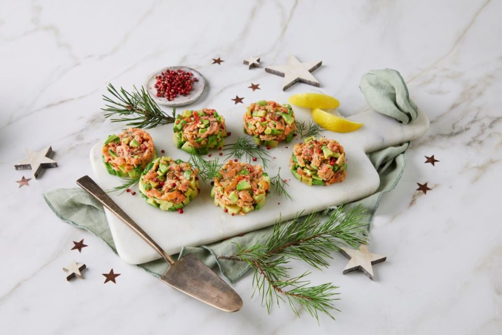 Tartar de salmón ahumado noruego con aguacate y pimienta rosa