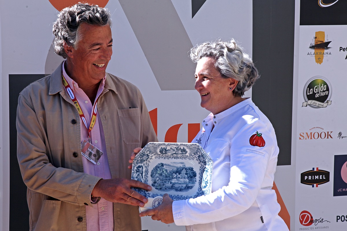 La chef Pepa Muñoz recibiendo un recuerdo del VIII encuentro gastronómico Atlas Gourmet